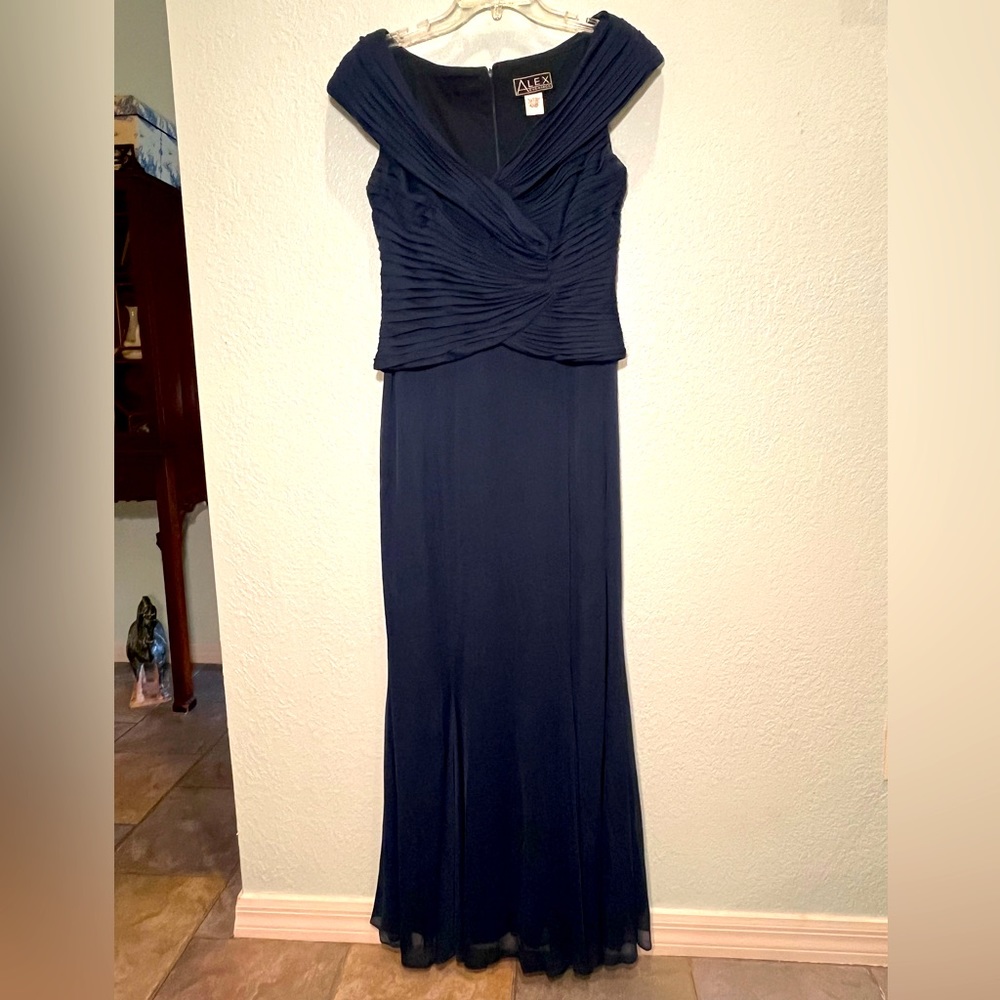 ALEX EVENINGS Gorgeous Navy Chiffon Gown EUC Size 8-10